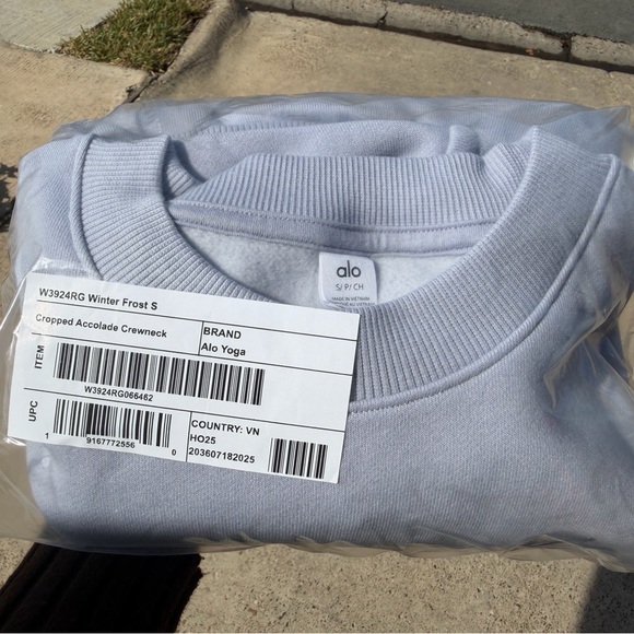 ALO Yoga Winter Frost Accolade Cropped Crewneck - Picture 5 of 6